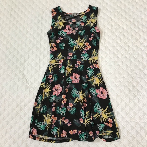 Hawaiian Themed Dress - Picture 1 of 3